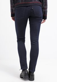 Smala jeans i mörk tvättad denim, med en slät textur, traditionell femfickdesign och subtila sömmar på bakfickorna.