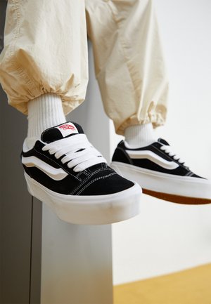 Vans KNU STACK - Gördeszkacipők - black/true white