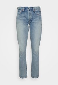 Jasnoniebieskie dżinsy z prostą nogawką, pięcioma kieszeniami i zapięciem na guzik. Tkanina ma gładką fakturę z delikatnym wyblaknięciem.