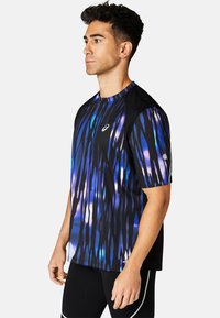 T-shirt s krátkým rukávem sportovního stylu s černým podkladem a vertikálními modrými a fialovými pruhy, vyrobený z materiálu pro odvod vlhkosti, s logem jako ozdobou.