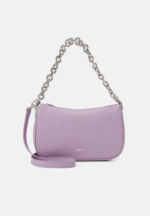 Lawendowa skórzana torba na ramię z krótkim srebrnym łańcuszkiem jako rączką, dłuższym skórzanym paskiem i małym logo "Furla" na środku z przodu.