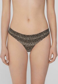 Bikini w leopardim wzorze, spodnie dolne z miękkiej tkaniny, z niskim stanem i bezszwowym wykończeniem. Kolory obejmują beż i brąz w dzikim wzorze.