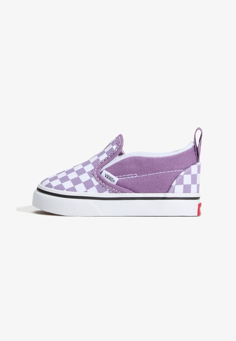 Μωβ και λευκό καρώ Vans slip-on αθλητικό παπούτσι με λευκή λαστιχένια σόλα και ταινία στο πίσω μέρος, εμφανίζεται σε λευκό φόντο.