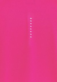 Heller pinker Stoff mit glatter Textur. In der Mitte ist eine vertikale Linie aus sechs kleinen weißen Punkten zu sehen, die dem Design Details hinzufügt.