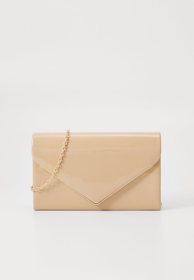 Clutch de charol beige con cadena dorada, con un diseño de sobre y un cierre de solapa puntiaguda. Textura suave en toda su superficie.