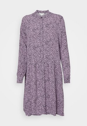 Langærmet kjole i lilla med blomsterprint. Har krave og knaplukning samt en flagrende nederdel. Materialet ser letvægtigt ud.