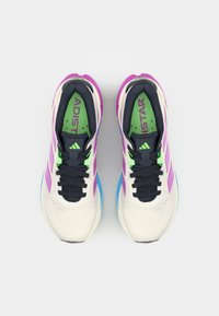 Scarpe da corsa bianche con accenti viola, lacci blu navy e una soletta verde. Presentano una parte superiore testurizzata e una suola blu con una transizione di colore graduale.