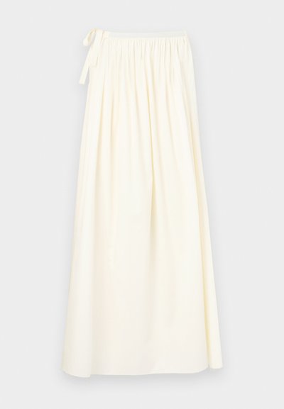 Dlouhá sukně krémové barvy vyrobená z lehkého materiálu; má elastický pas se šňůrkou a splývavý design s minimální texturou.