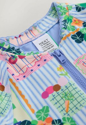 Mitme mustriga laste ujumistrikoo, sisaldades erksaid värve nagu sinine, roosa ja roheline, lukuga sulgemise ja volangidega kaeluse detailiga.