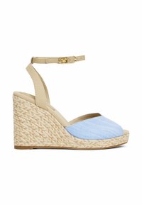Sandal con zeppa espadrille in tessuto blu, con tacco in juta intrecciata, cinturino alla caviglia in materiale sintetico e dettaglio in oro. Accenti beige chiaro.