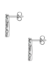 Une paire de boucles d'oreilles en argent avec une rangée verticale de petites pierres précieuses claires, fermoirs papillon, montrées de côté sur un fond blanc.