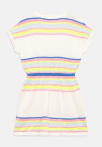 Īsām piedurknēm kleita baltā audumā ar horizontālām varavīksnes svītrām. Ar elastīgu jostu un kontrastējošu zilu atlikumu jostā.