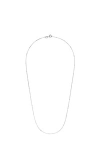 Zilveren ketting met een serie van verlengde schakels met een gestructureerde afwerking en een karabijnsluiting. Uniforme lengte met een subtiele glans.