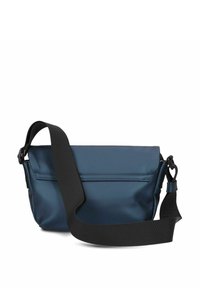 Borsa a tracolla blu navy realizzata in materiale liscio e resistente all'acqua. Presenta una tracolla nera regolabile e una tasca con zip sulla parte anteriore.