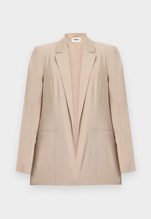 Blazer féminin beige clair avec col cranté, manches longues et deux poches passepoilées à l'avant, présenté sur un fond blanc.