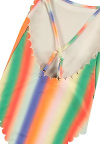 Színes gradient halterneck top, fodros szélekkel, sima, rugalmas anyagból készült, narancssárga, zöld, kék és lila csíkokkal.