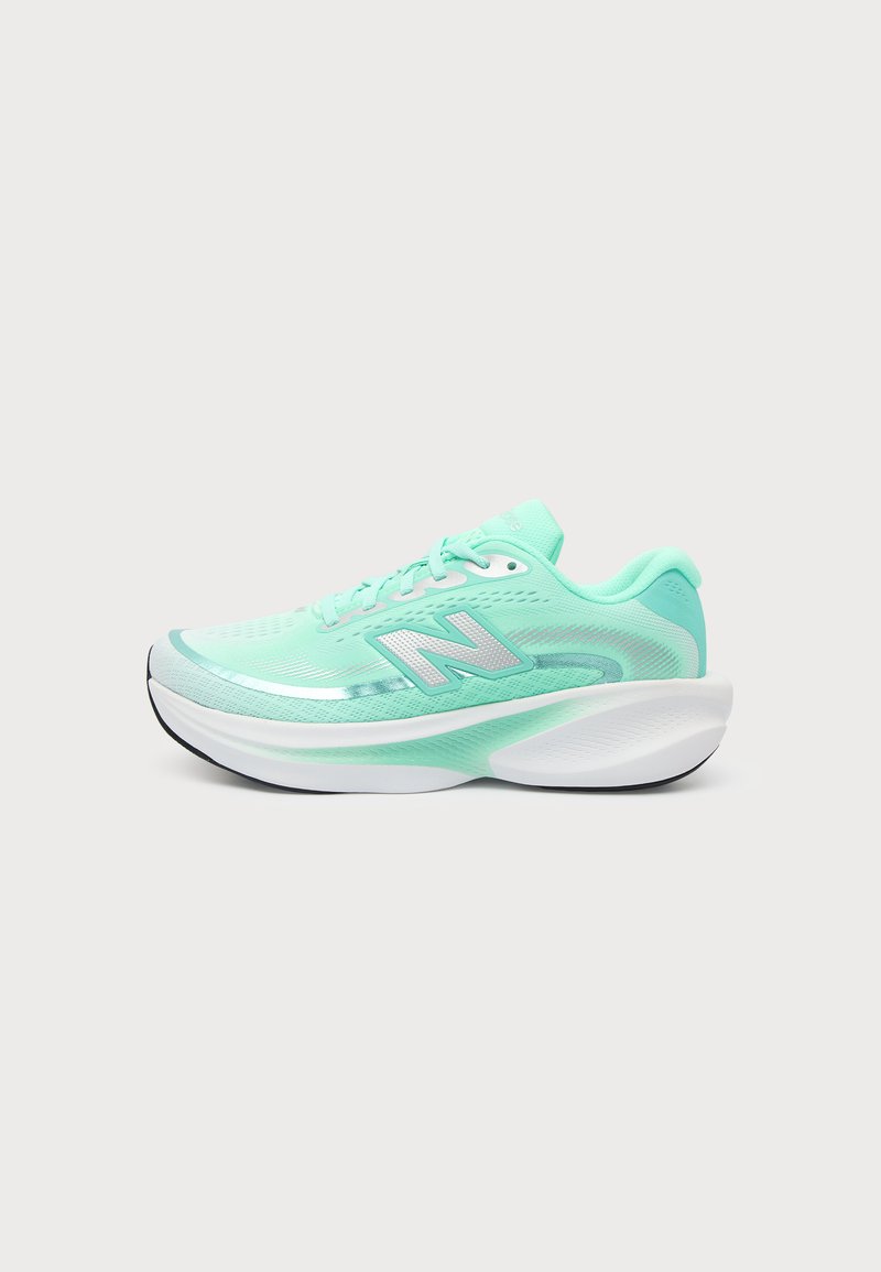 Ανοιχτό πράσινο αθλητικό παπούτσι New Balance με παχιά λευκή σόλα, μπροστινό κορδόνι και λογότυπο της μάρκας στο πλάι σε λευκό φόντο.