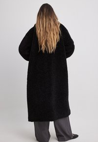 NA-KD Vinterfrakke - black