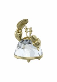 Figura decorativa placcata in oro sopra una base in cristallo trasparente e sfaccettato, con forme dettagliate che richiamano creature marine e accenti di stelle marine.