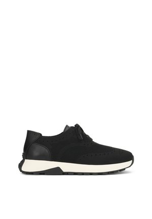 Mustast kootud toss nahast kandosaga, perforatsioonidega disain, valge paks tald ja paeltega kinnitusega, esitatud küljelt valgel taustal.