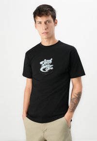 Zwarte katoenen T-shirt met een zilveren grafisch logo op de borst, korte mouwen, ronde hals en een relaxte pasvorm.