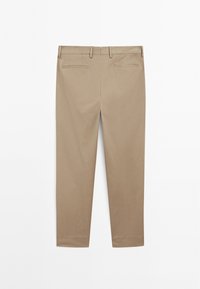 Pantaloni in cotone beige con taglio dritto, dotati di due tasche posteriori e dettagli di texture sottili, mostrati dalla vista posteriore.