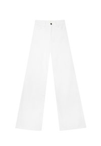 Jean blanc à jambes larges en denim, avec une fermeture à bouton, des poches standard et une coupe droite au toucher lisse.