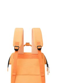 Orange Rucksack mit gepolsterten Schulterriemen, verstellbaren Clips und Reißverschlussakzenten. Verfügt über eine strukturierte Oberfläche und eine definierte Form.