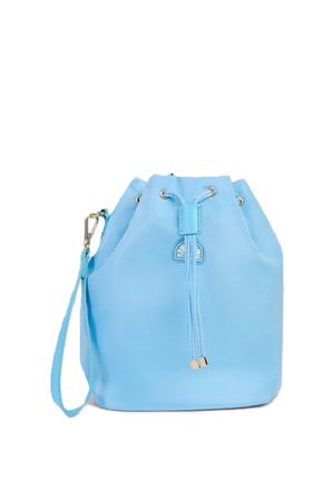 Borsa secchiello azzurra con coulisse, cinturino per polso e piccola etichetta con logo sul davanti su sfondo bianco.