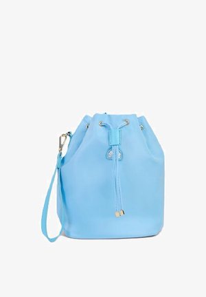 Borsa secchiello azzurra con coulisse, cinturino per polso e piccola etichetta con logo sul davanti su sfondo bianco.