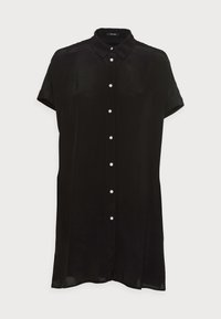 Abito camicia nero a maniche corte realizzato in tessuto morbido, con colletto, chiusura a bottoni frontale e una vestibilità leggermente ampia con spacchi laterali.