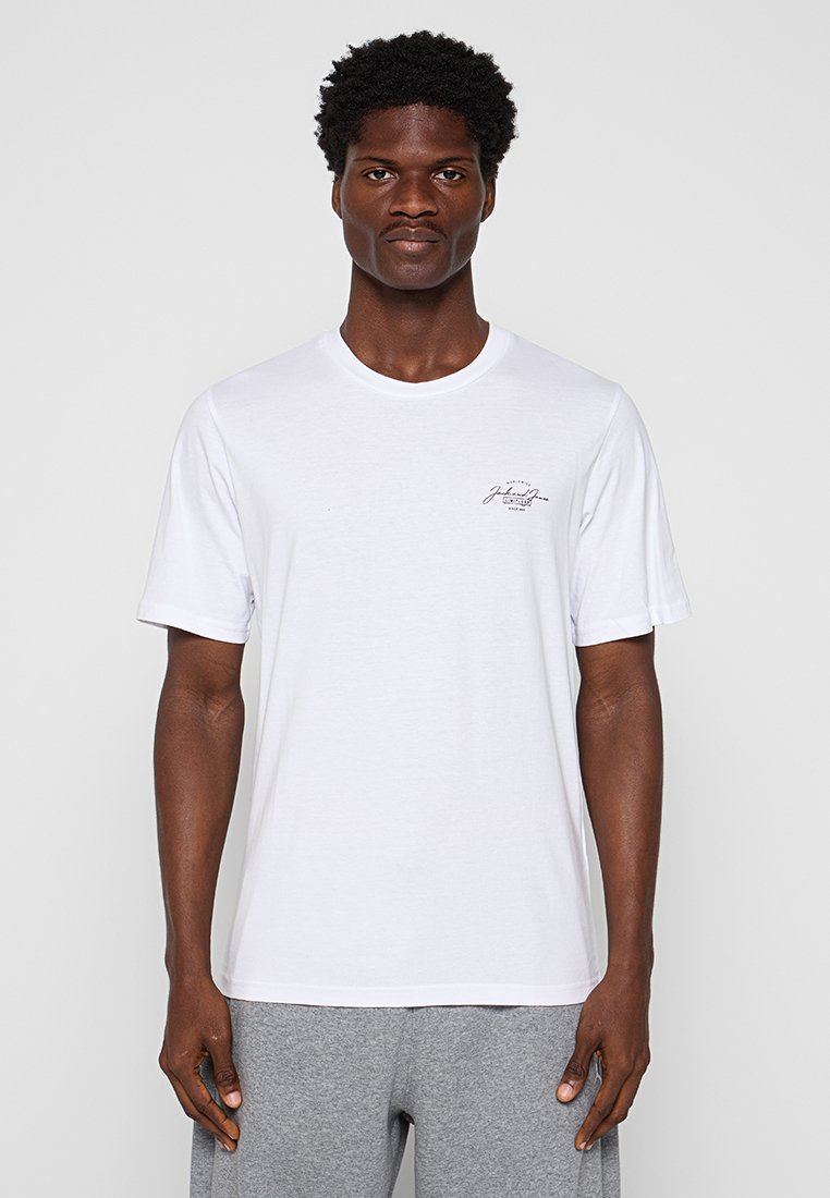 Weißes Baumwoll-T-Shirt mit kurzen Ärmeln, Rundhalsausschnitt und kleinem schwarzem Logo-Druck auf der linken Brust. Lässige Passform, weiche Textur.