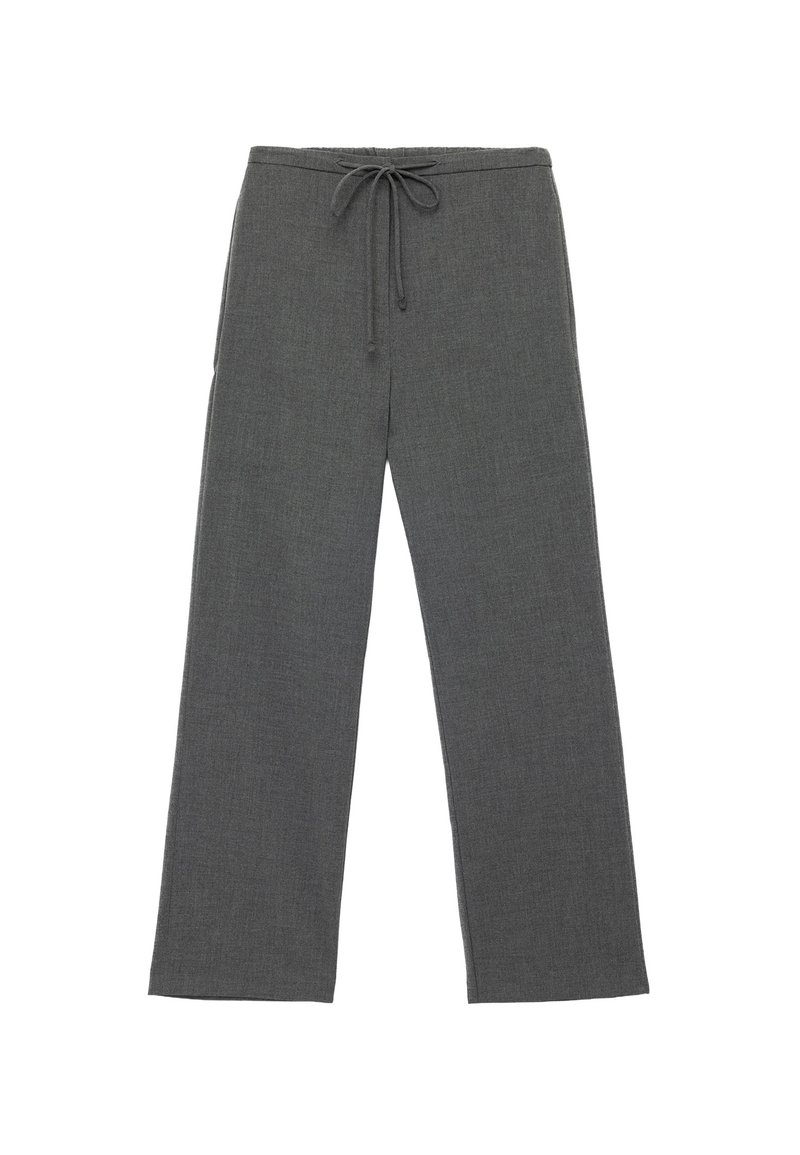 Grå lige ben bukser med snor i taljen, lavet af et struktureret stof, vist fladt på en hvid baggrund.