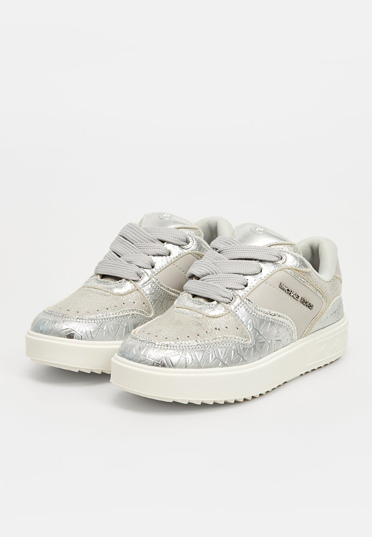 Zapatillas plateadas con patrones brillantes y en relieve. Las características incluyen una lengüeta acolchada, cordones grises y una suela de goma blanca.