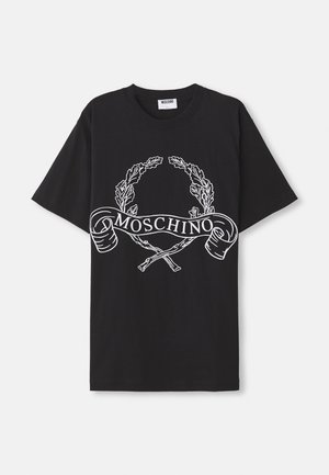 T-shirt noir en coton, avec un graphisme blanc représentant une couronne d'olivier et des bâtons croisés avec le texte "MOSCHINO" au centre.