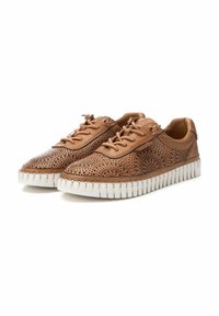 Zapatillas de cuero marrón claro con diseño perforado, punteras redondas, suelas de goma blanca y costuras en contraste. Cuentan con cierre de cordones y una silueta elegante.