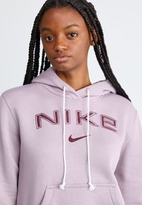 Nike Sportswear LOGO - Ikdienas džemperis - light violet ore/platinum violet/burgundy crush