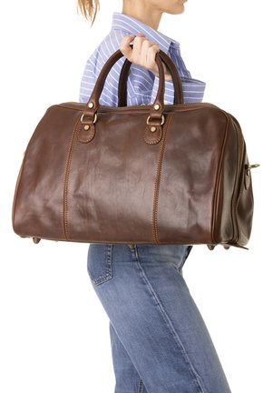 Borsa a duffel in pelle marrone con una superficie liscia, manici superiori doppi, dettagli in metallo dorato e chiusura con zip.