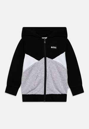 Haut à zip pour enfants avec capuche et manches noires, panneaux de poitrine blancs, devant gris et logo BOSS sur la poitrine.