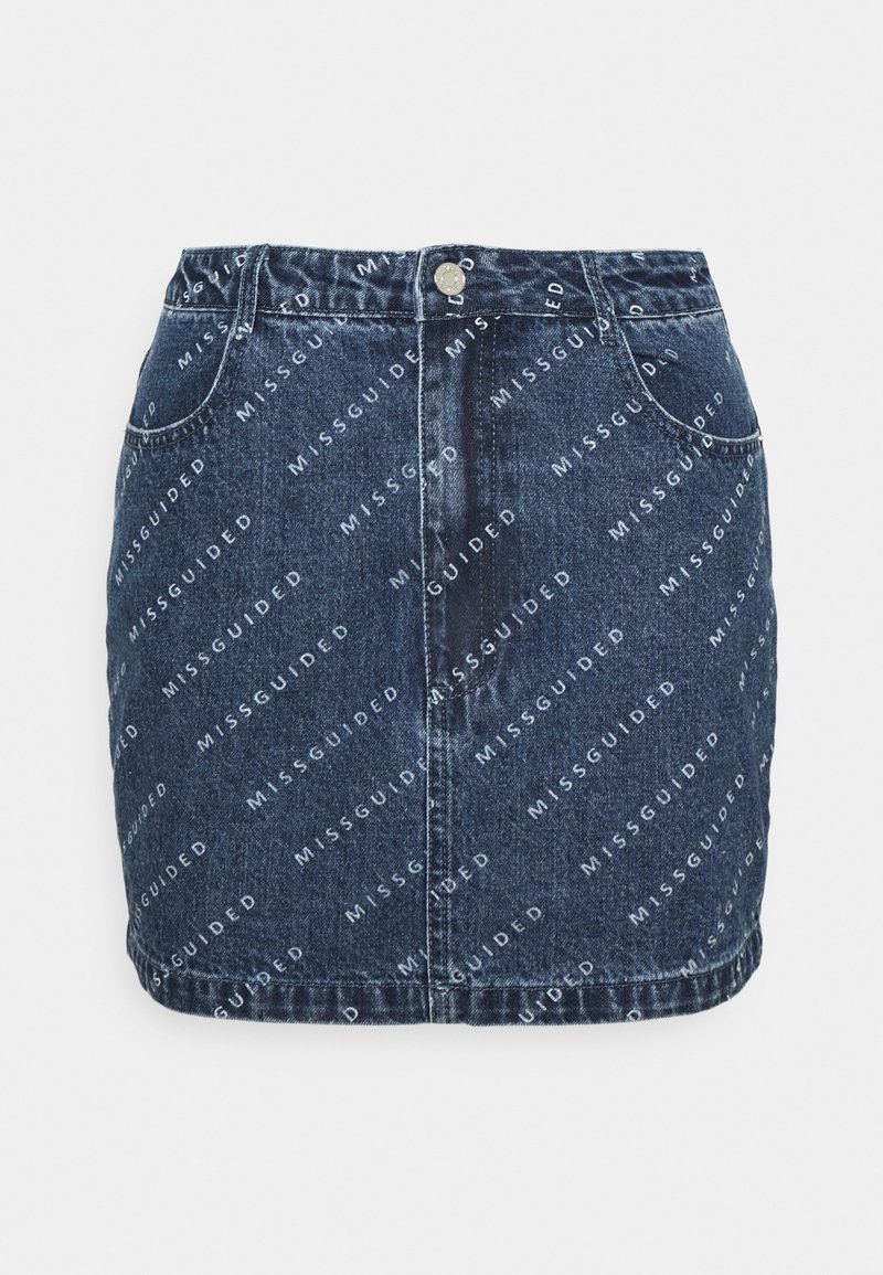 Minigonna in denim con lavaggio scuro, chiusura frontale con bottoni, cinque tasche e motivo a logo "MISSGUIDED" ripetuto su tutta la superficie.