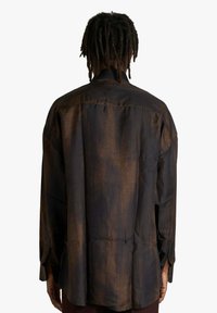 Camicia a maniche lunghe in tonalità scure di marrone e nero, con motivo strutturato, vestibilità comoda e polsini con bottoni.