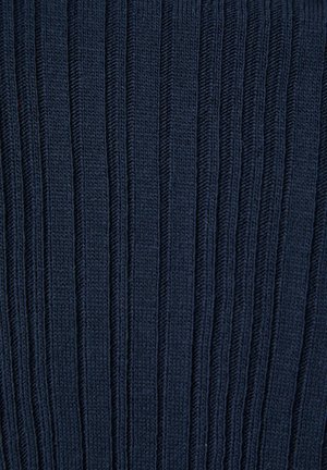 Donkerblauwe gebreide stof met verticale geribde textuur, die gedetailleerde garensteek en patronen toont.