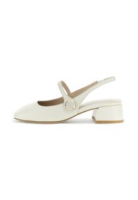 Le scarpe slingback in pelle bianca presentano una punta arrotondata, un tacco basso a blocco e un dettaglio circolare vicino alla cinghia alla caviglia per una vestibilità sicura.