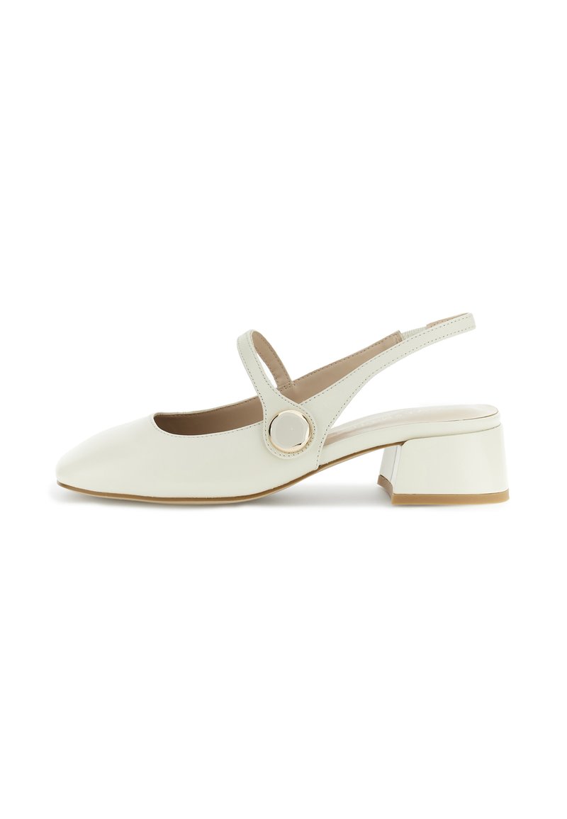 Le scarpe slingback in pelle bianca presentano una punta arrotondata, un tacco basso a blocco e un dettaglio circolare vicino alla cinghia alla caviglia per una vestibilità sicura.
