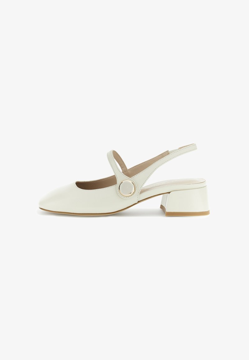 Le scarpe slingback in pelle bianca presentano una punta arrotondata, un tacco basso a blocco e un dettaglio circolare vicino alla cinghia alla caviglia per una vestibilità sicura.