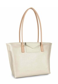 Sac fourre-tout en argent métallisé avec deux poignées en cuir brun clair. Dispose d'une poche à rabat en cuir avec un design triangulaire à l'avant.
