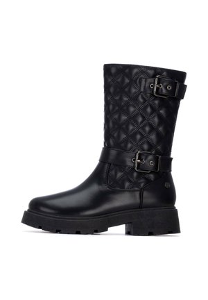 Bota negra hasta la rodilla con un patrón acolchado, material de cuero, dos hebillas ajustables y una suela de goma gruesa. Superficie lisa y acabado mate.