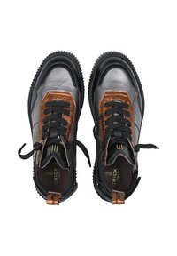 Czarne i metaliczno-szare buty z brązowymi skórzanymi akcentami, z teksturowanymi powierzchniami, czarnymi sznurowadłami, gumowymi podeszwami i zaokrąglonym czubkiem.