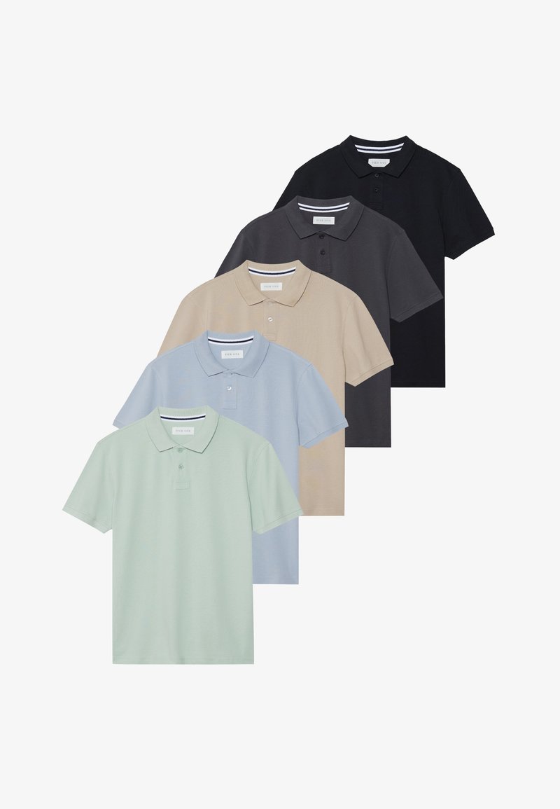 Vijf polo shirts in verschillende kleuren: licht mint, licht blauw, beige, donkergrijs en zwart. Elk shirt heeft een kraag en twee knopen.