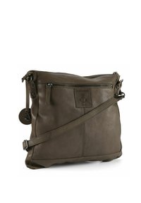 Bolso bandolera de cuero verde oliva con cierre de cremallera, bolsillo delantero y correa ajustable. Presenta un logo en relieve y detalles metálicos.